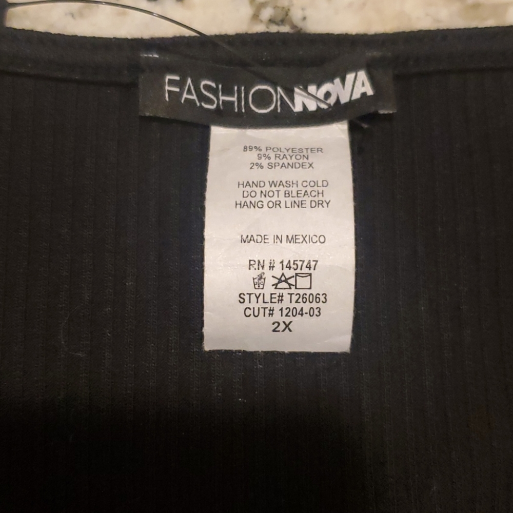 Fashion Nova Black Top With Front Pulls Sz 2X - Picture 2 of 5